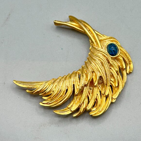Vtg Feather Pin Brooch Gold Tone Blue "Flawed" Glass Cabochon Matte Gold Tone - Picture 2 of 8